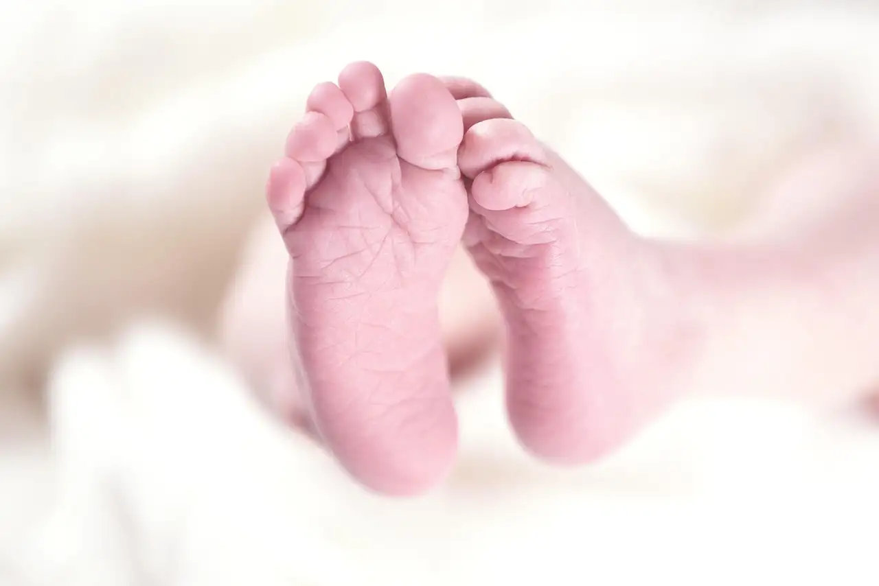 Kleine bultjes gezicht baby